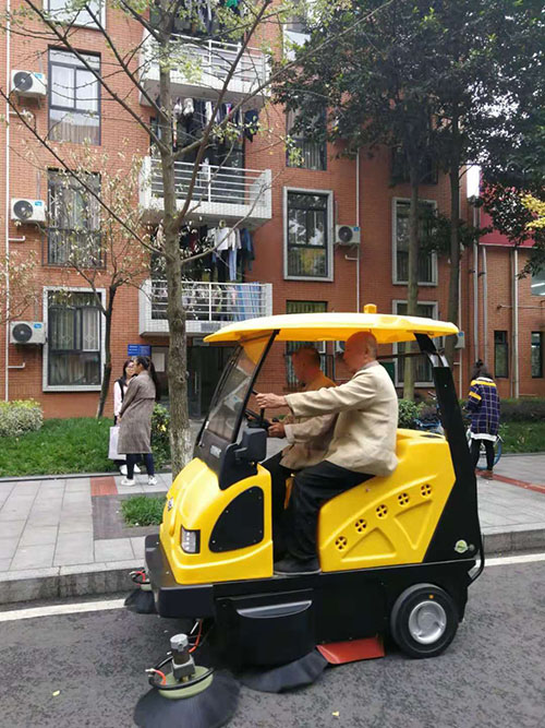 校園掃地機